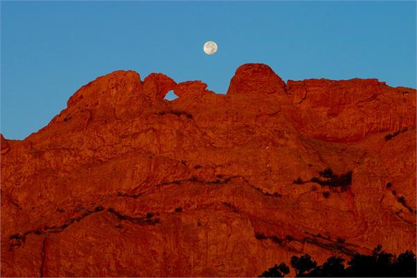 moon over kissing camels, garden of the gods park photo 3