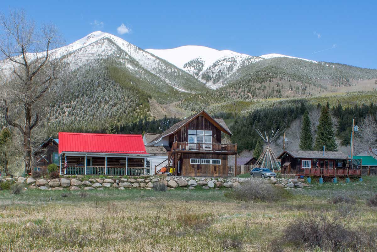 Twin Lakes Roadhouse Lodge and Cabins