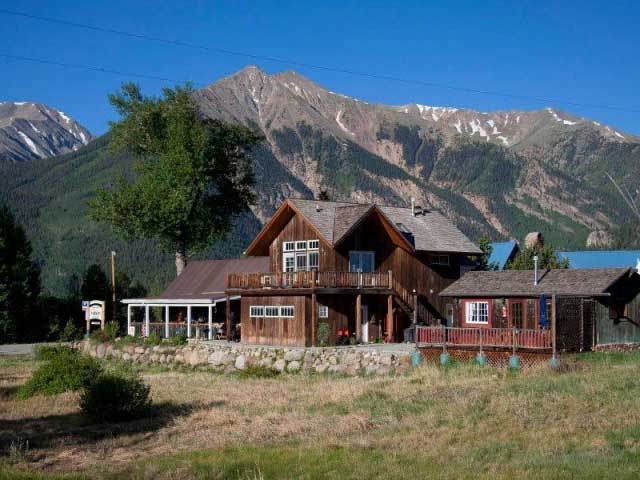 Twin Lakes Roadhouse Lodge and Cabins