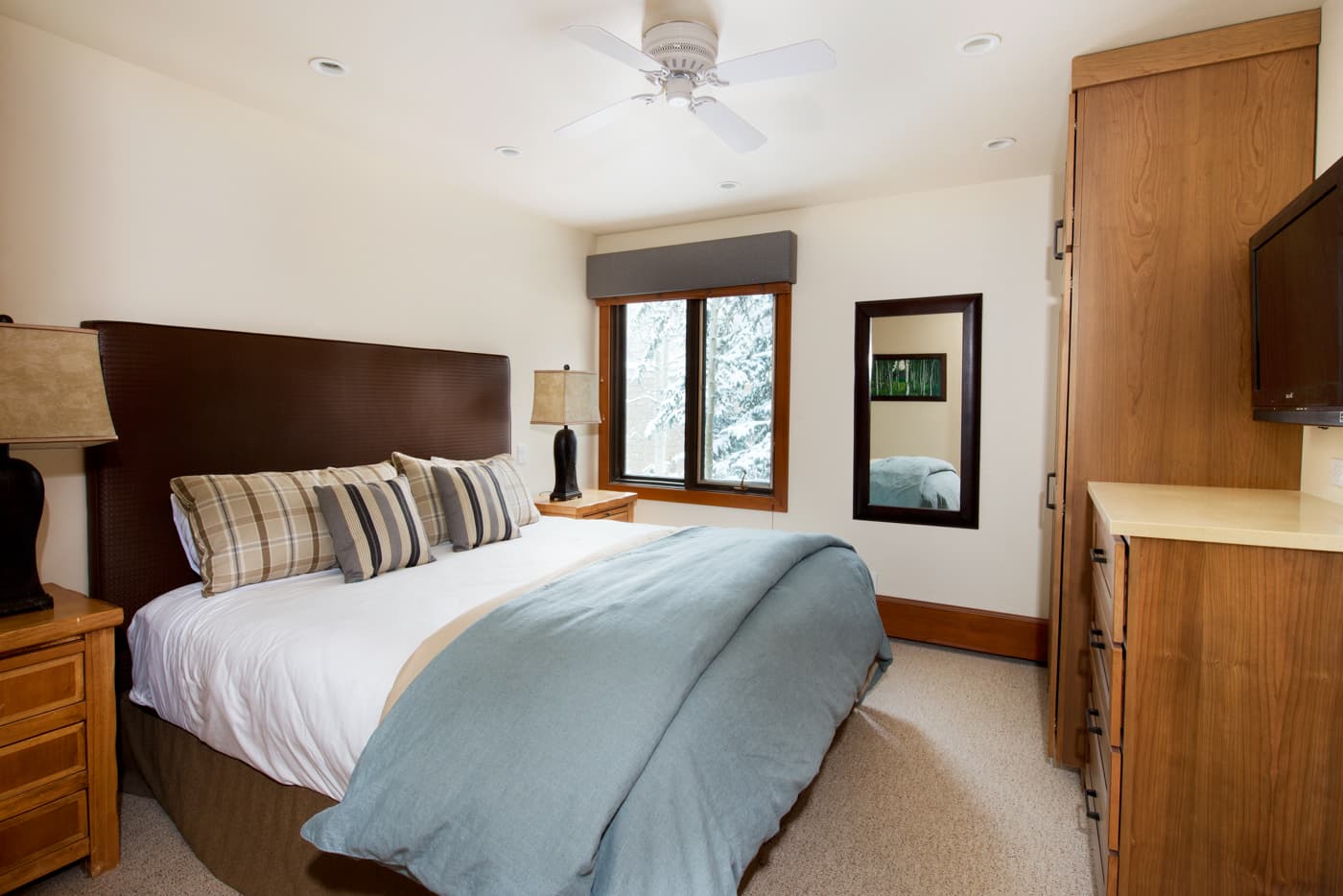 deluxe bedroom photo 12