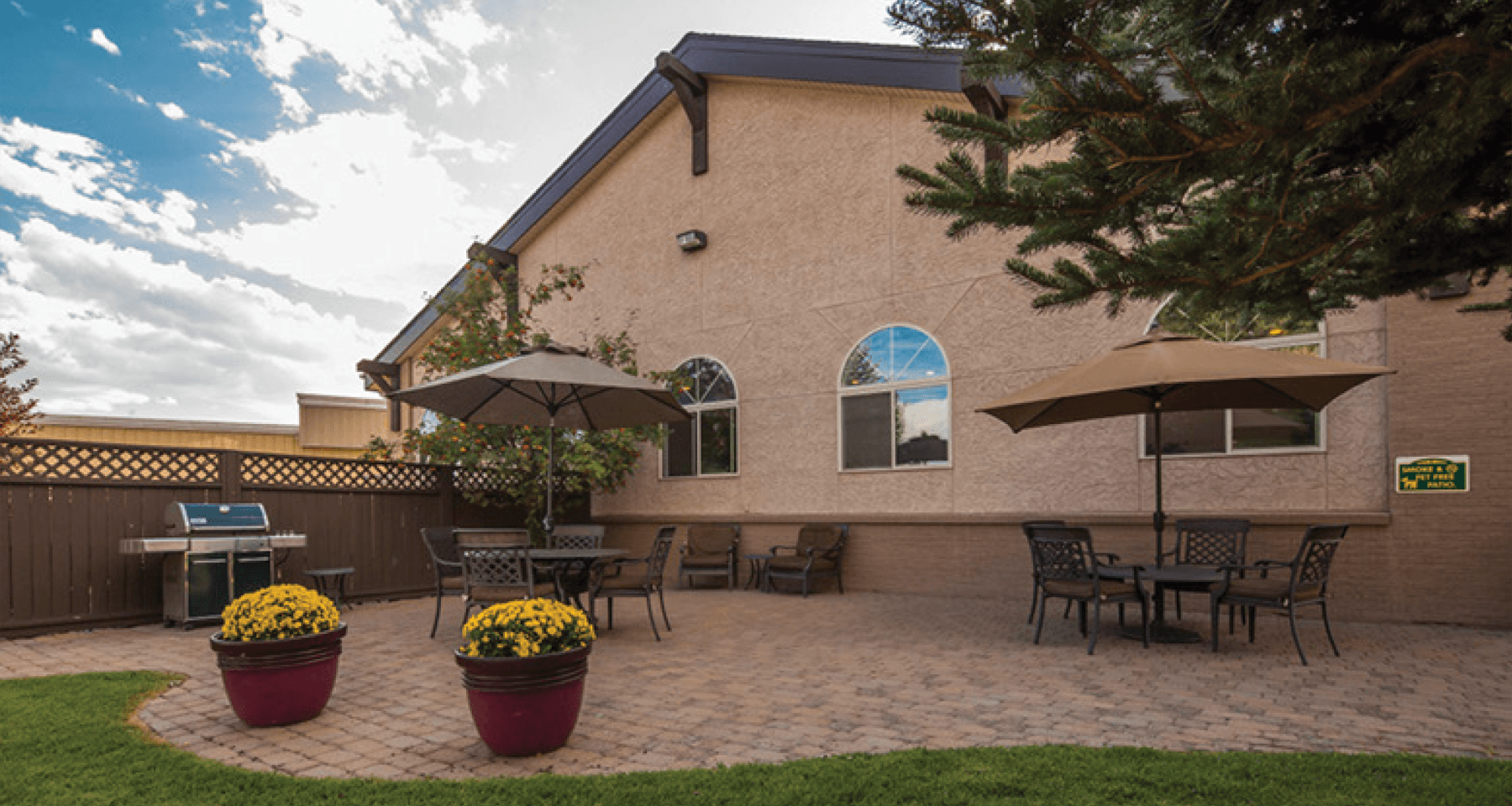 outdoor patio with bbq grill & fire pit photo 10