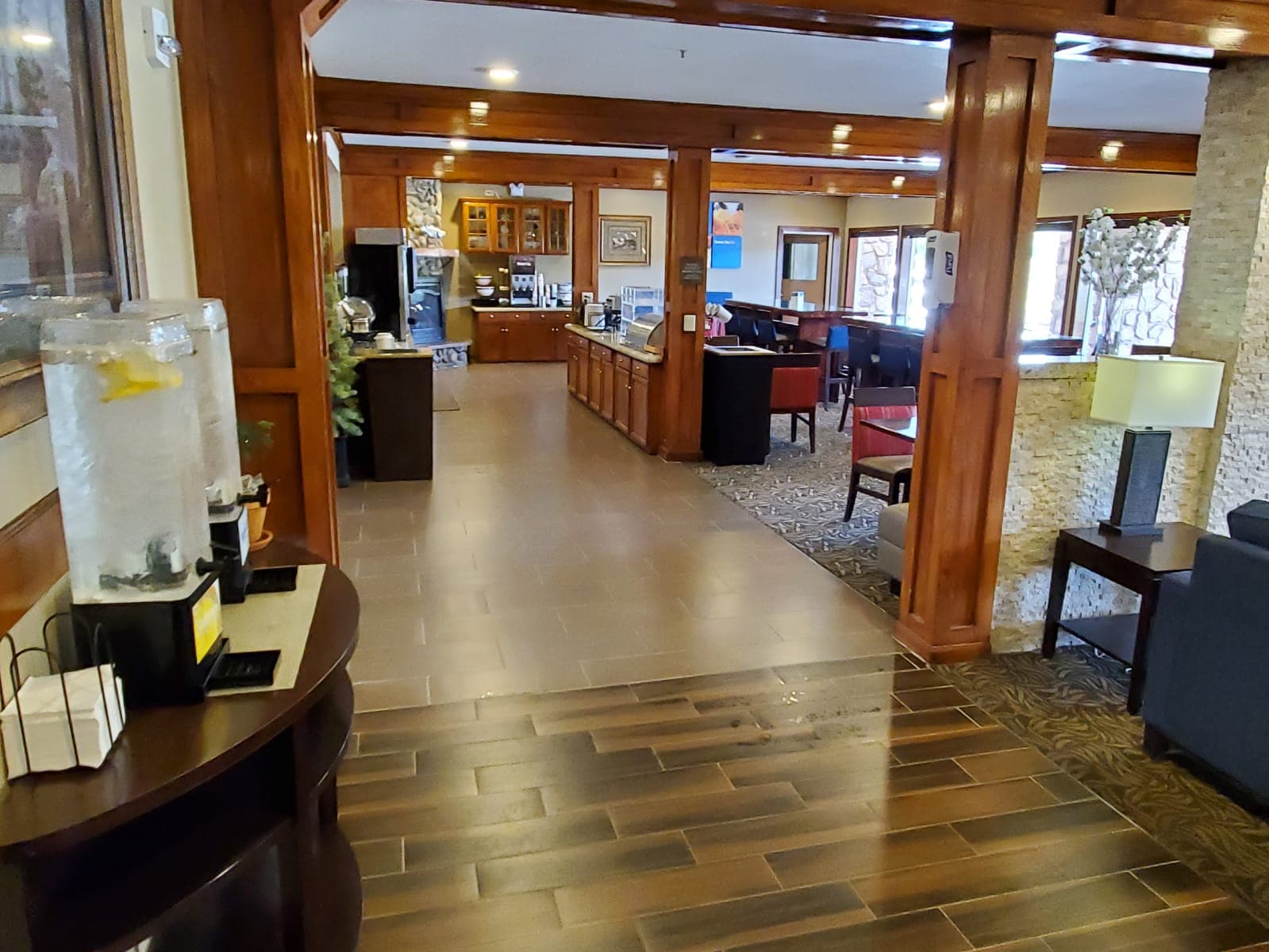 breakfast area photo 13