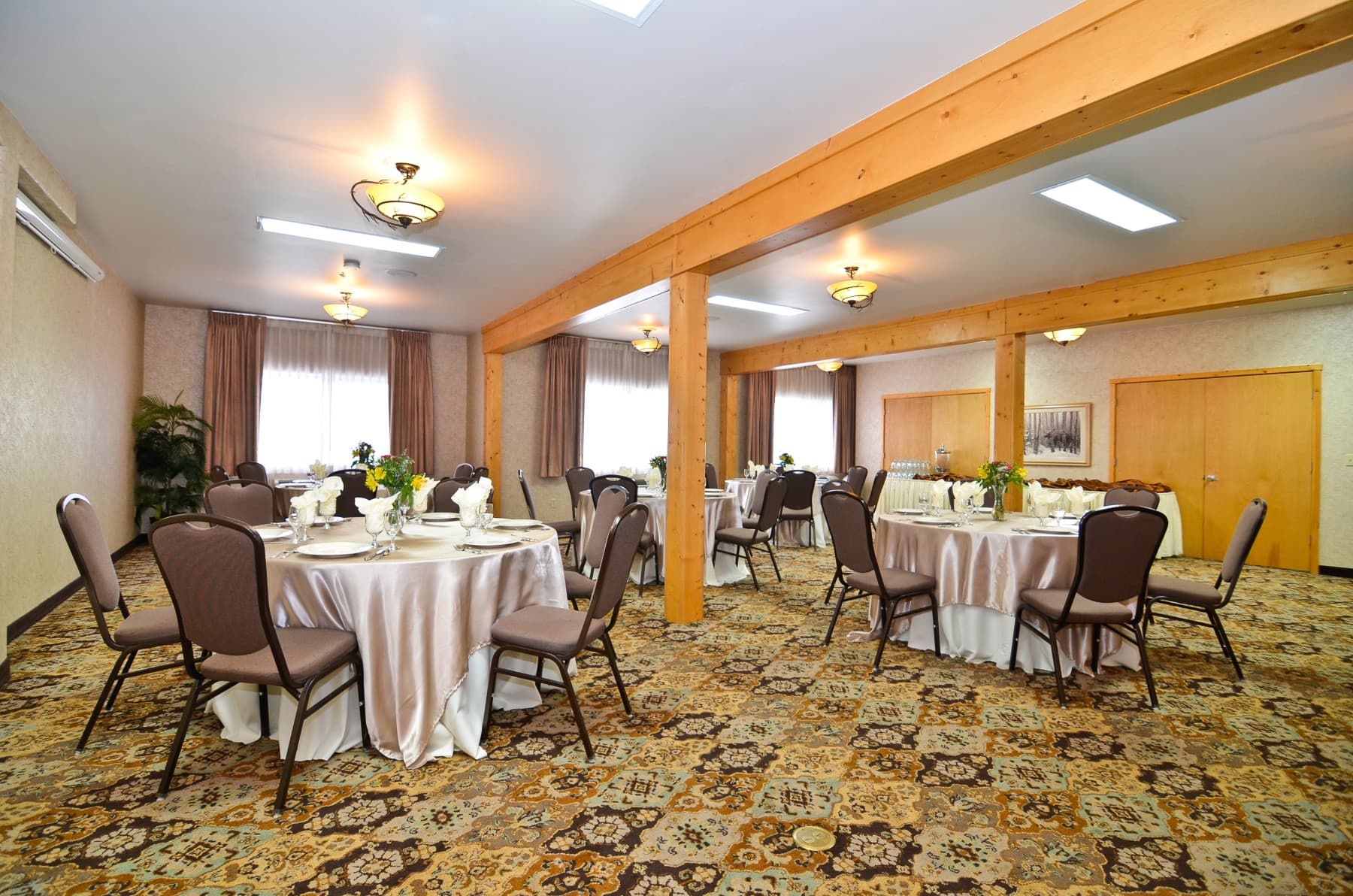 banquet seating photo 7