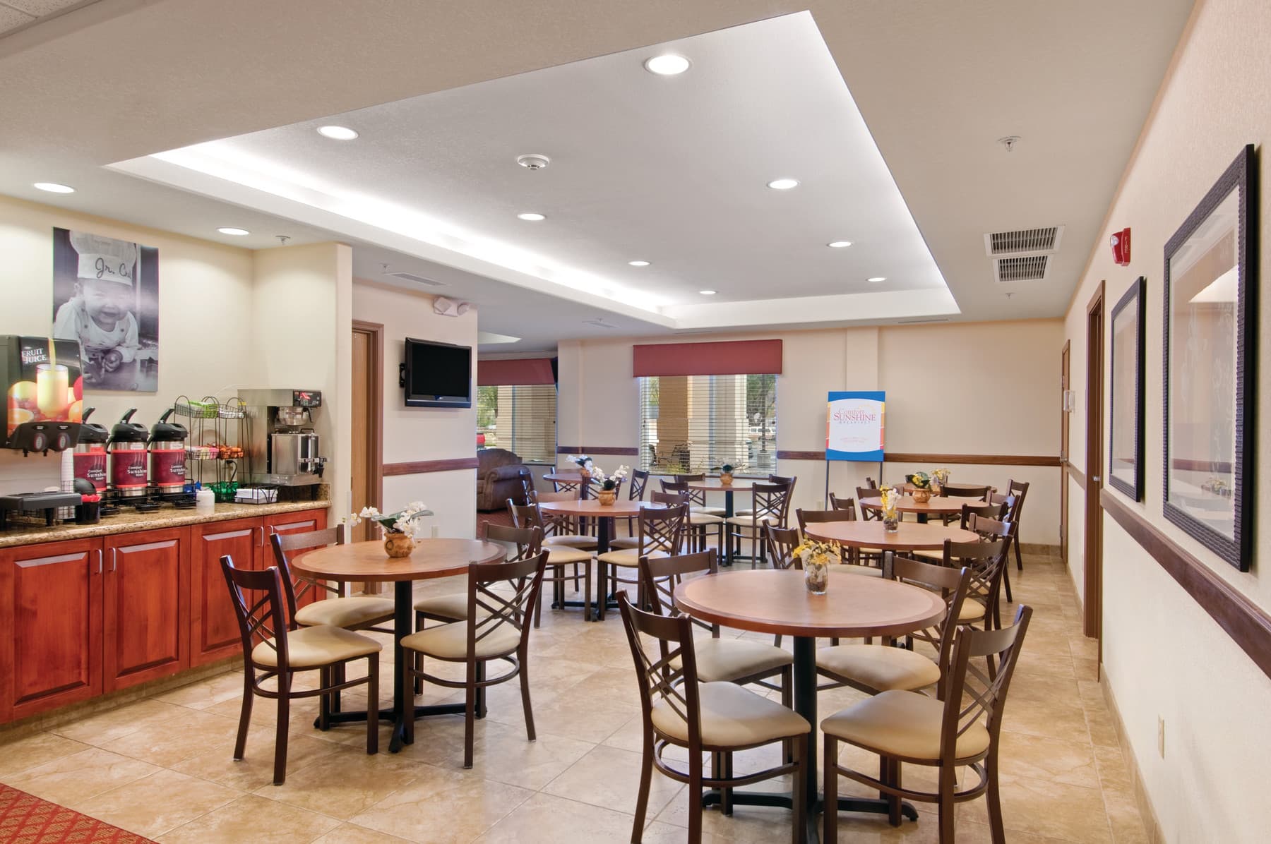 bright and airy breakfast area photo 2