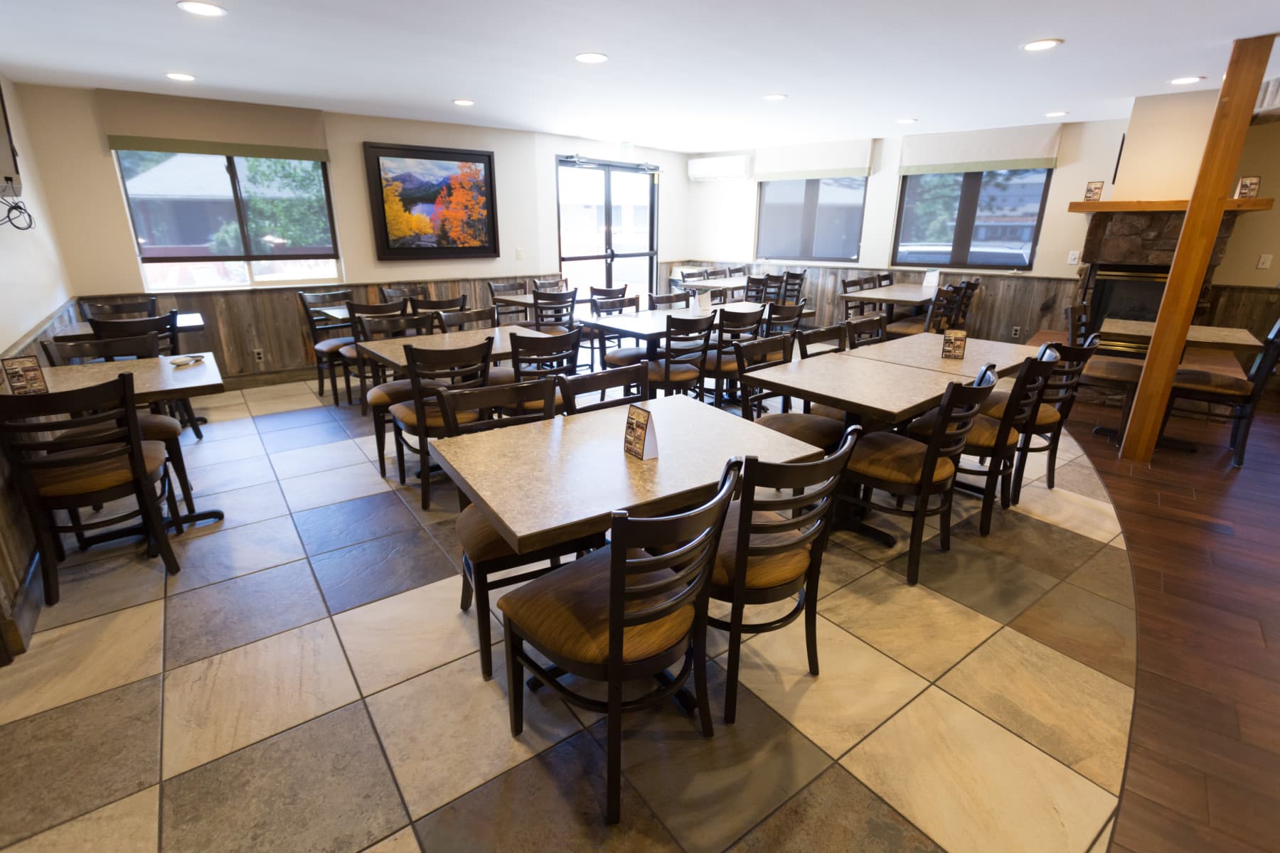 breakfast room photo 9