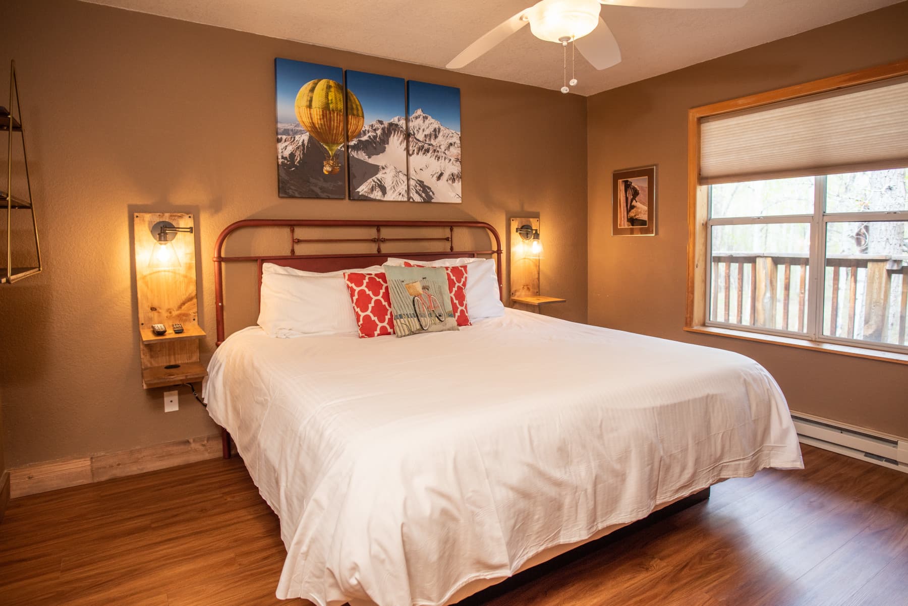 unwind after a wonderful day of vacation in a king size bed watching tv and overlooking the creek photo 9