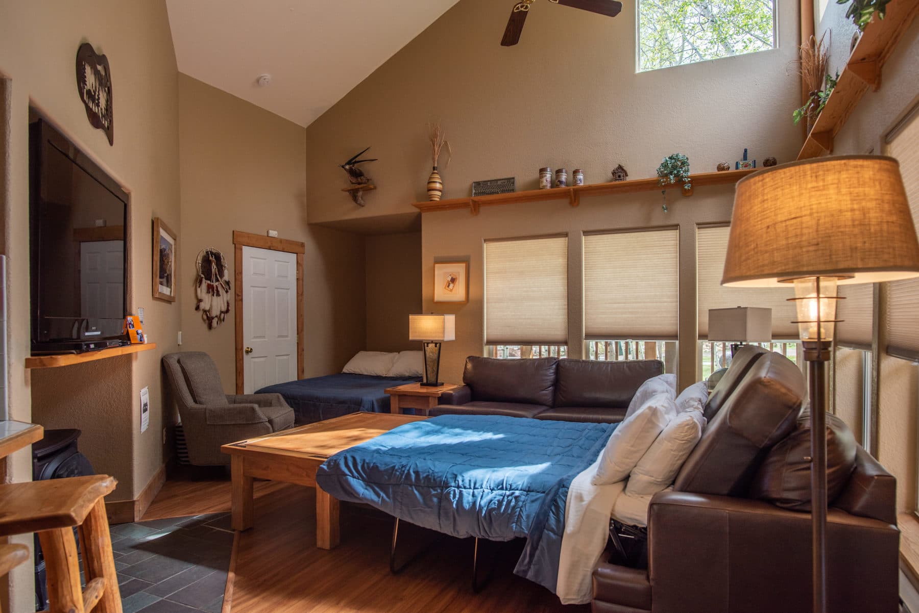 the living room sleeps 4 with a queen murphy bed and queen sofa sleeper photo 15