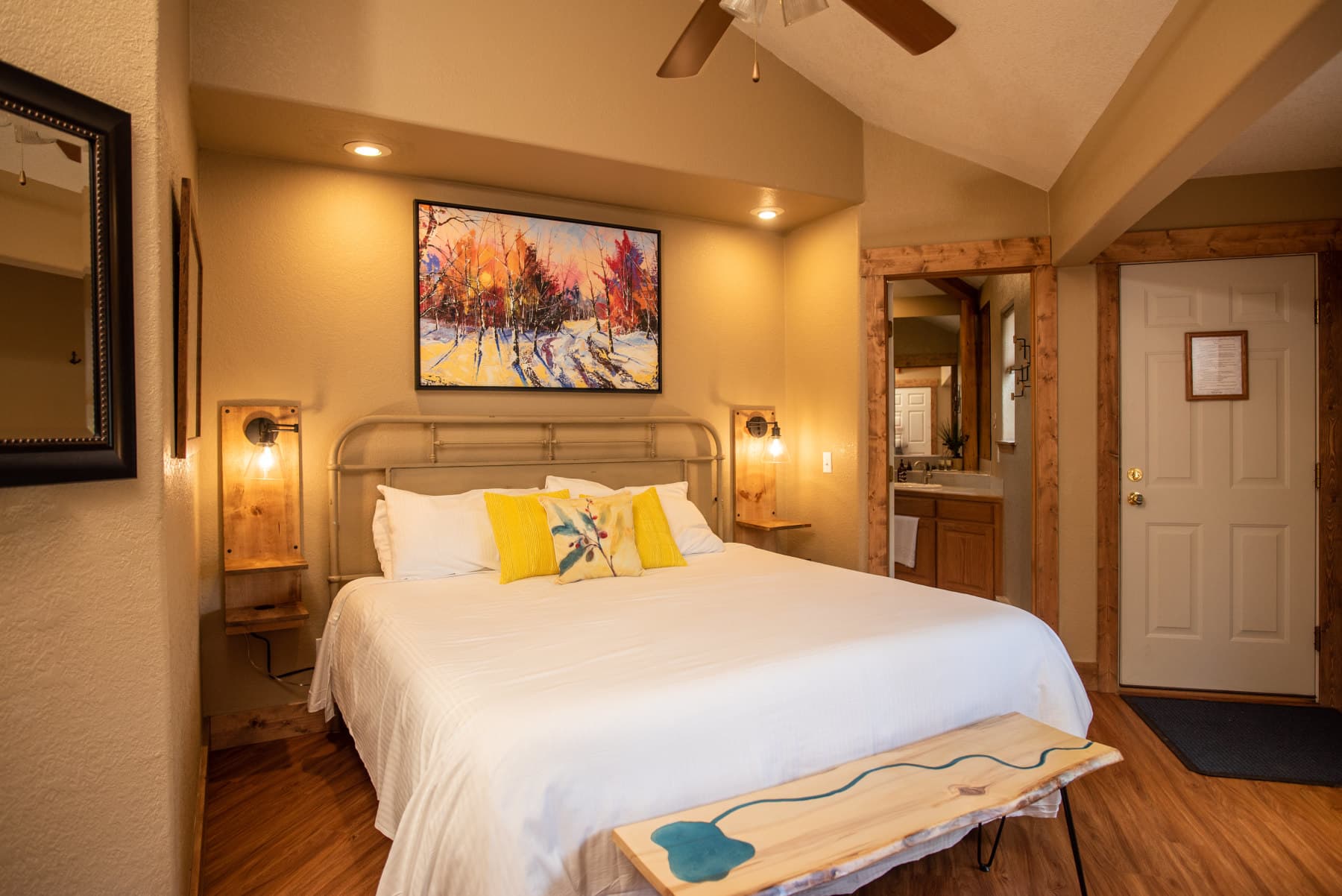 the king bedrooms have an en-suite bathroom and access to the private hot tub out back photo 4