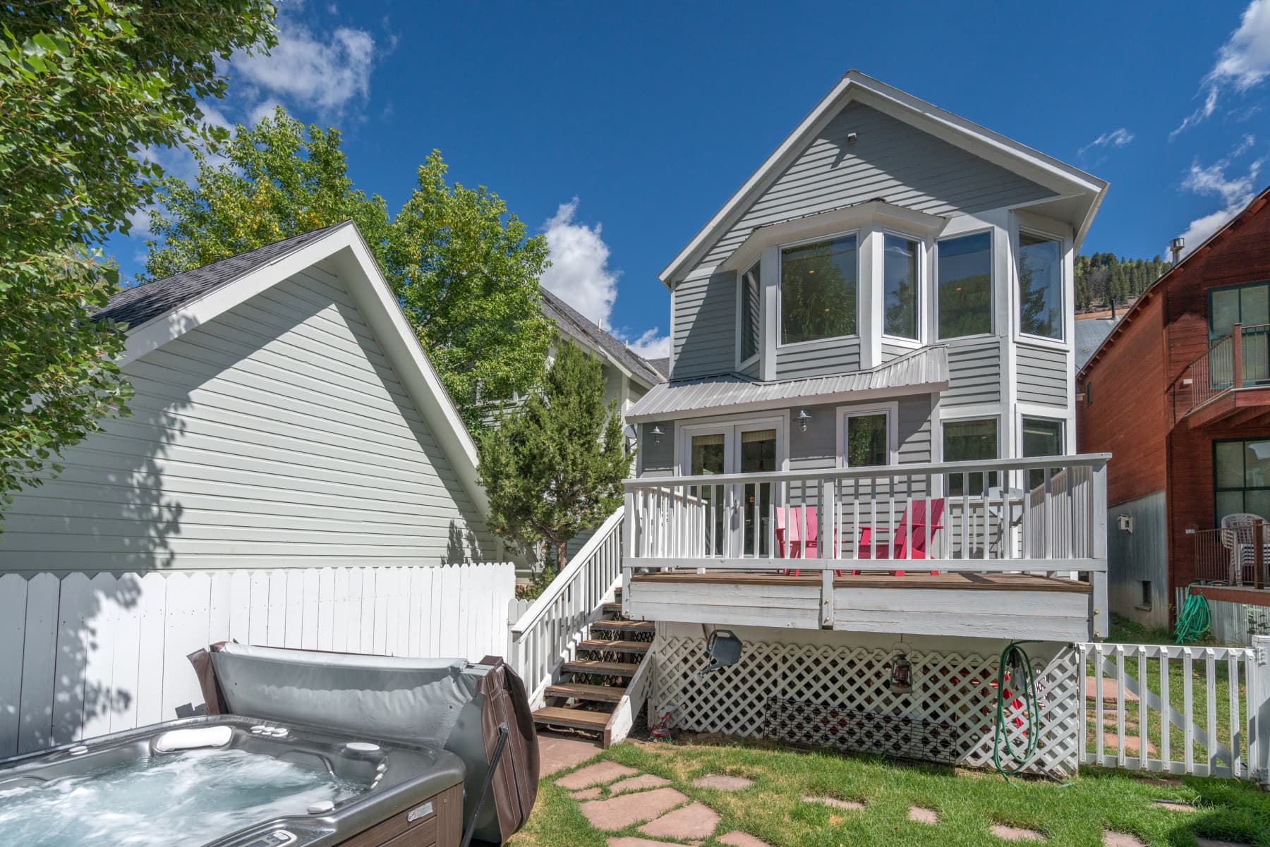 escape on main street backyard photo 14