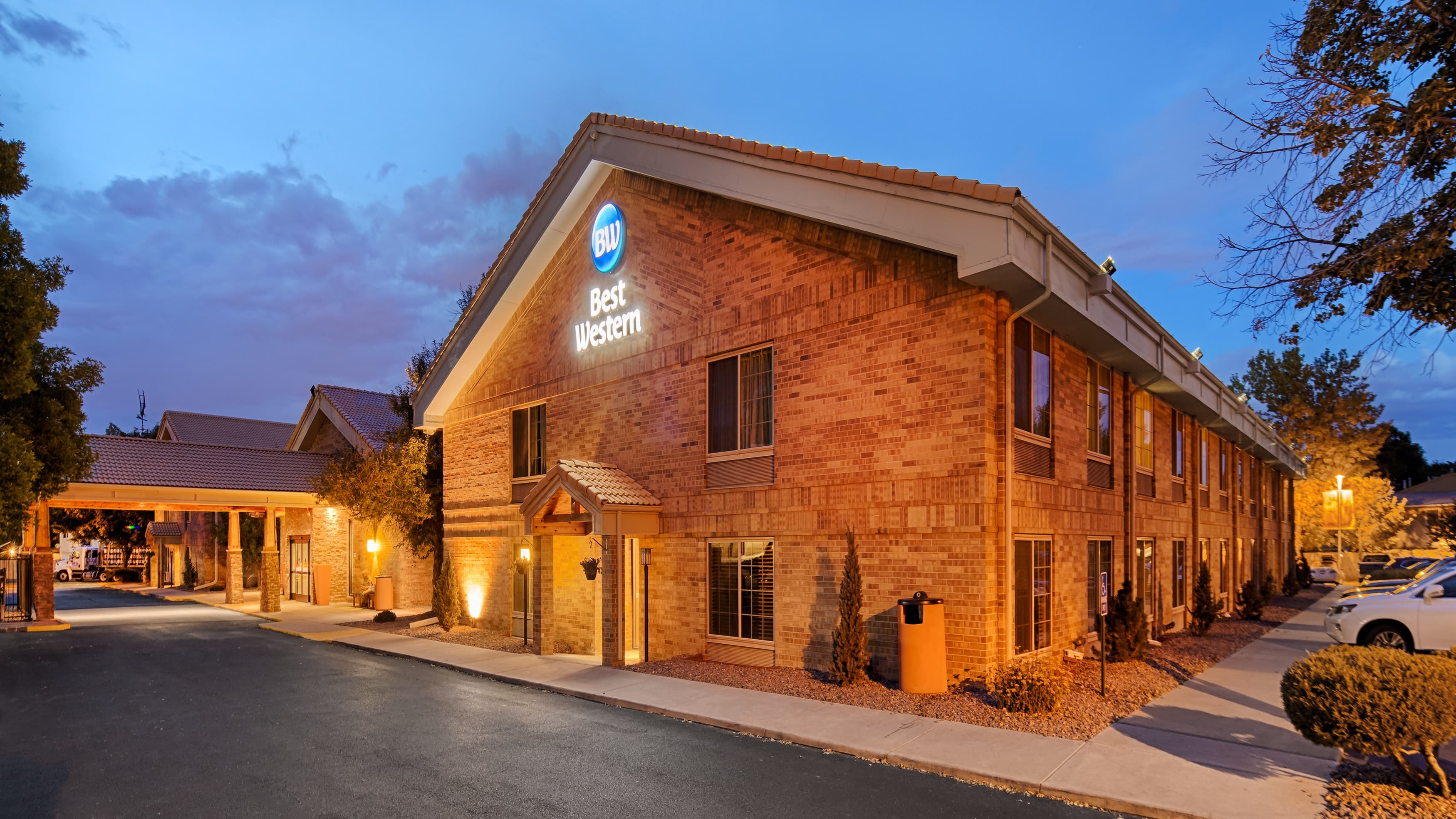 A red brick hotel on the outside, Best Western Denver Southwest in Lakewood, Colorado is close to dinosaur attractions and has fossil replicas in the hotel lobby and bar.