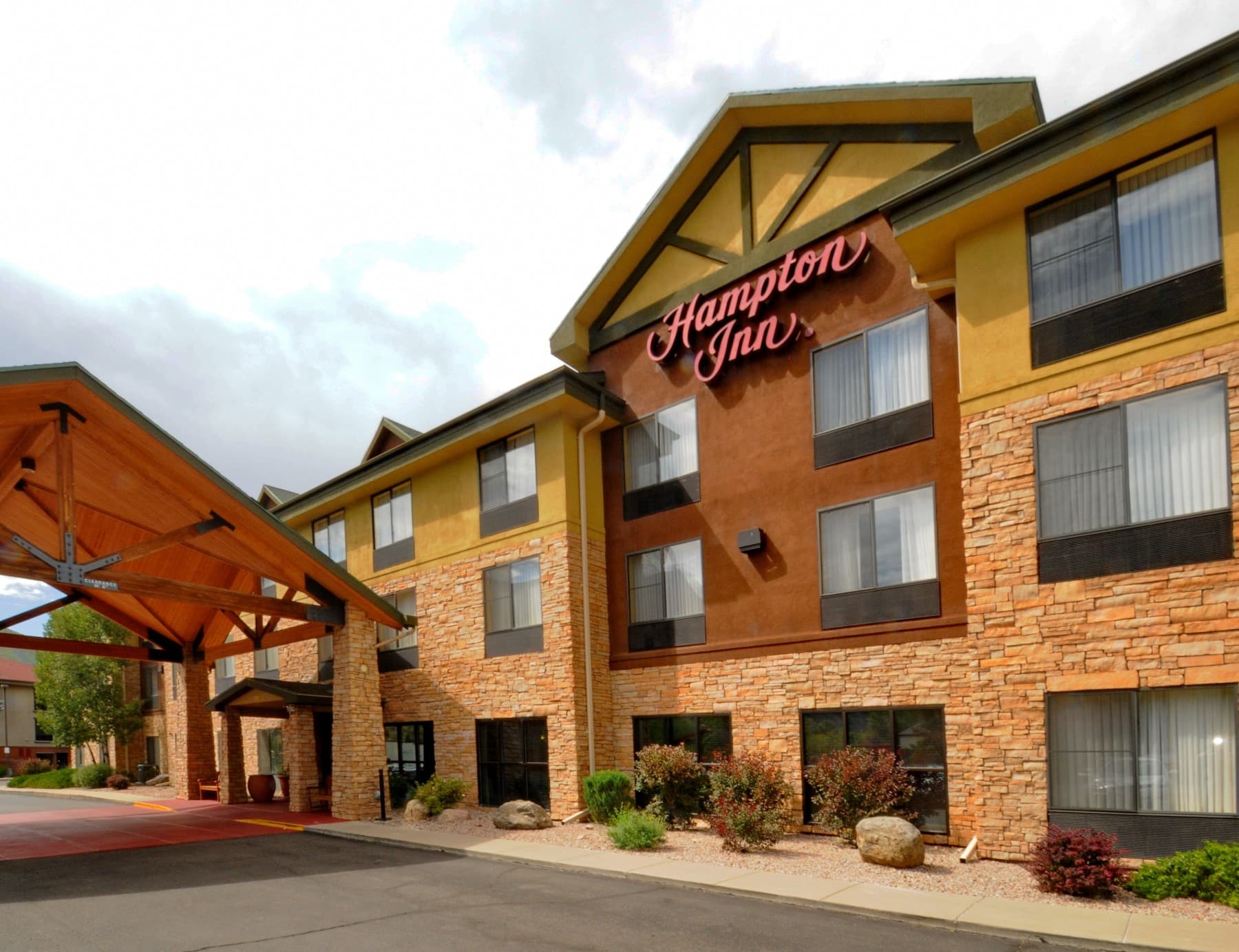 welcome to the hampton inn glenwood springs. photo