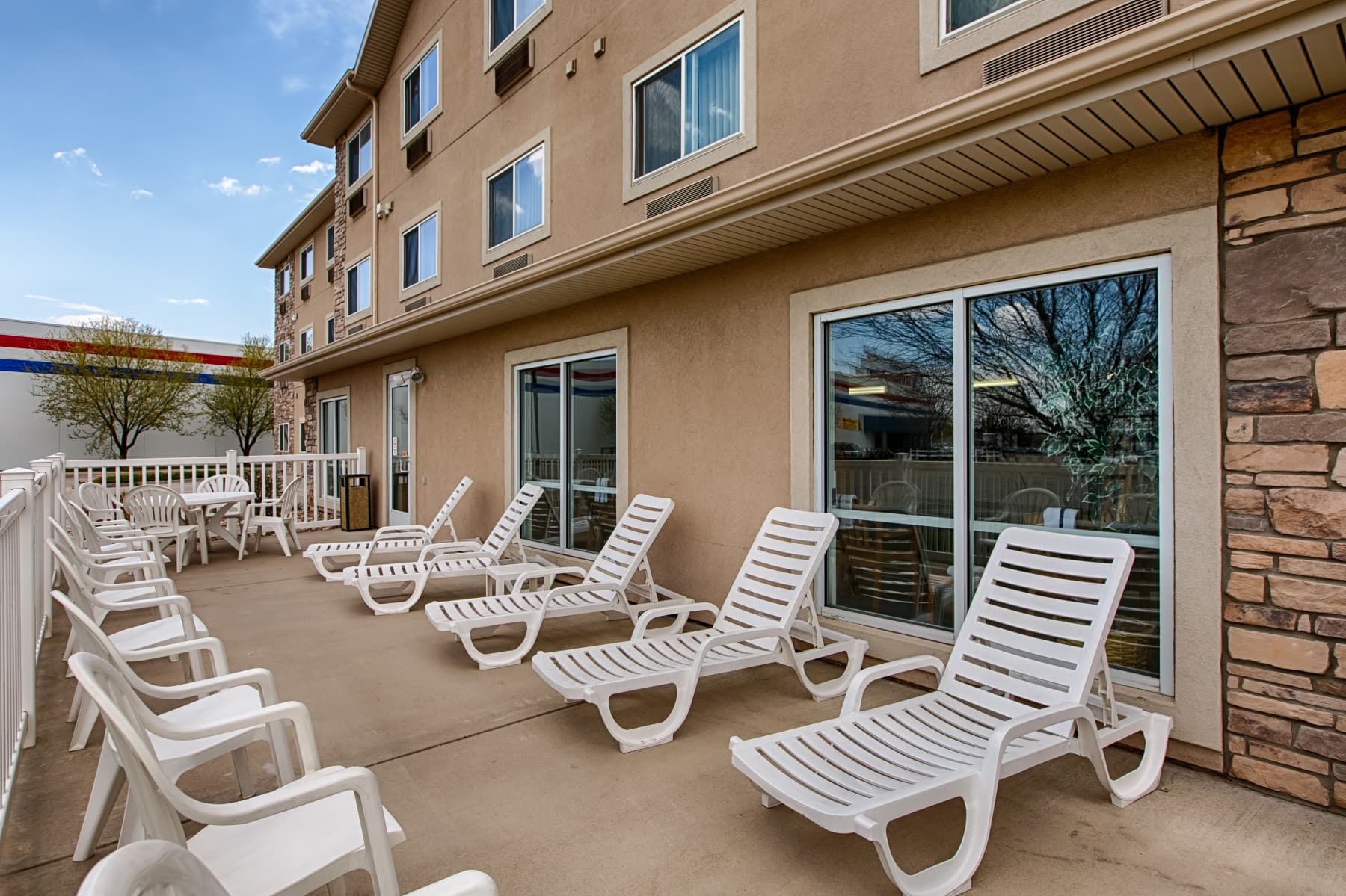 comfort inn patio area photo 8