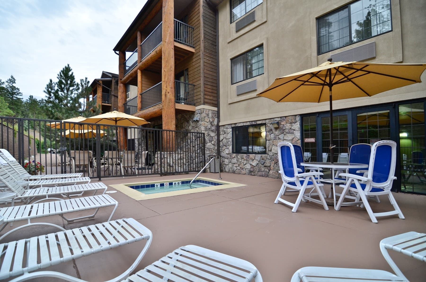 outdoor hot tub and sun deck photo 3