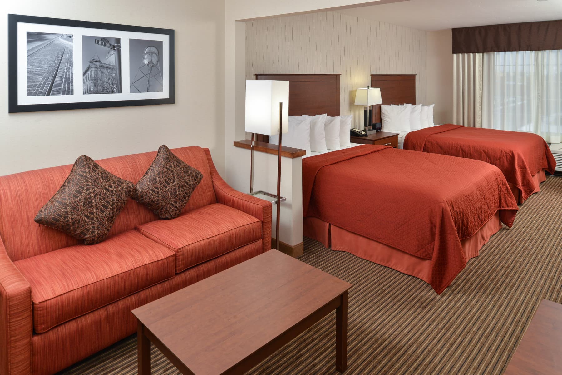 queen suite & sitting area photo 3