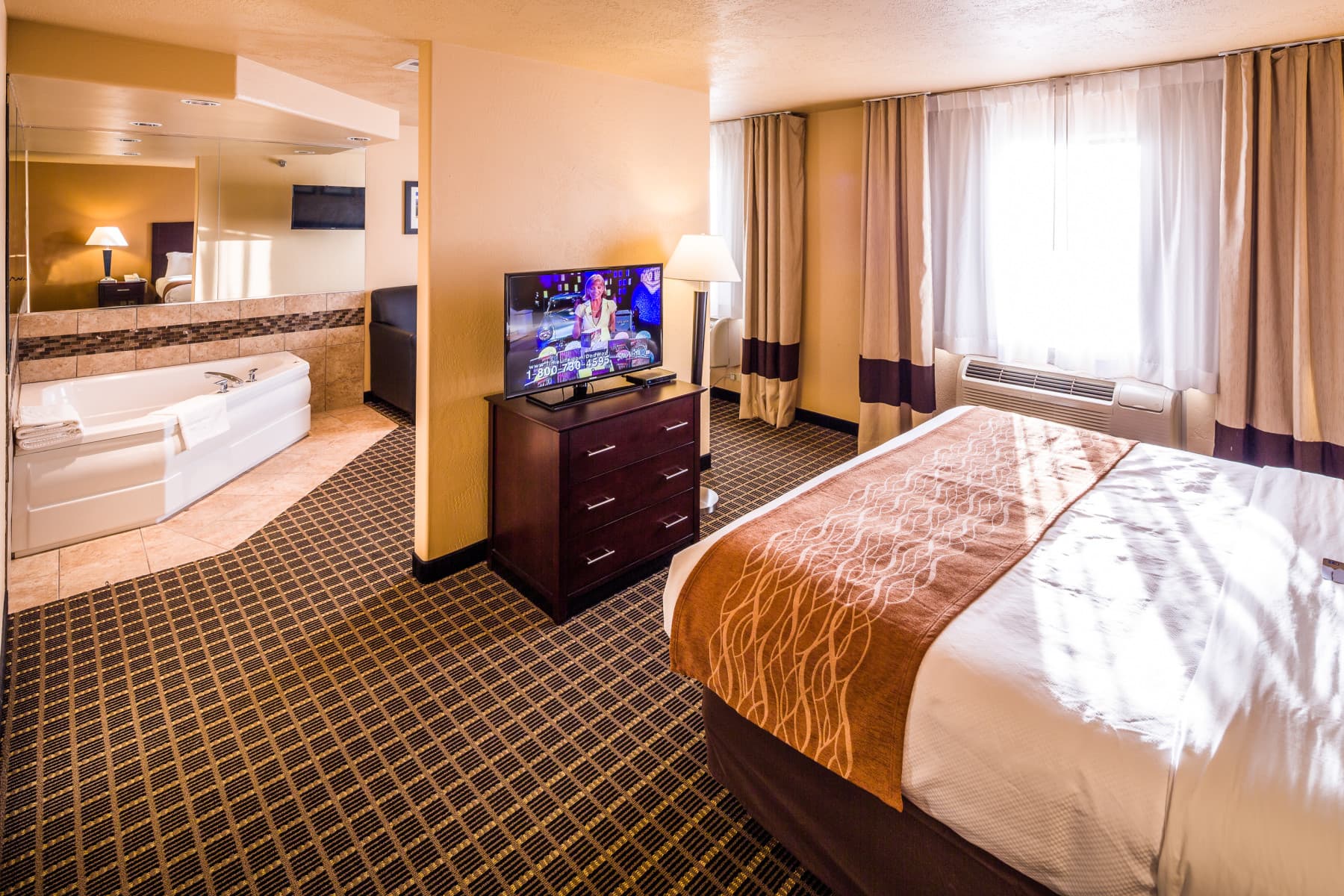 king whirlpool suite photo 9