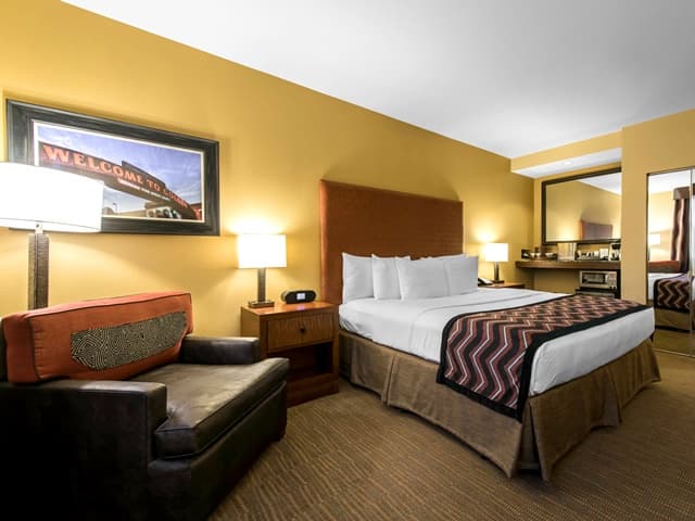 deluxe king room photo