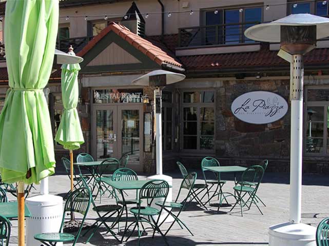 la piazza del villaggio photo