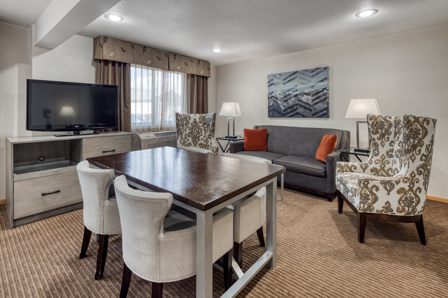 suite sitting area photo 11