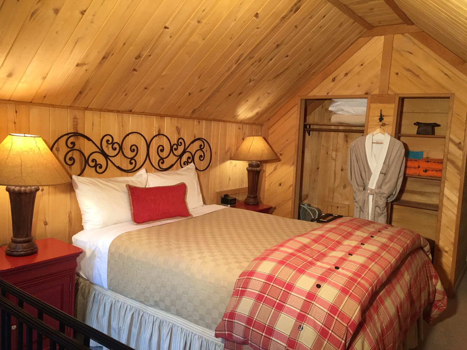 hummingbird cabin photo 5