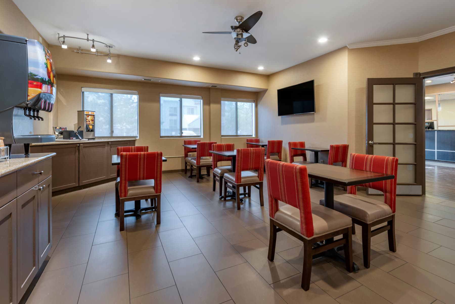 breakfast area photo 5