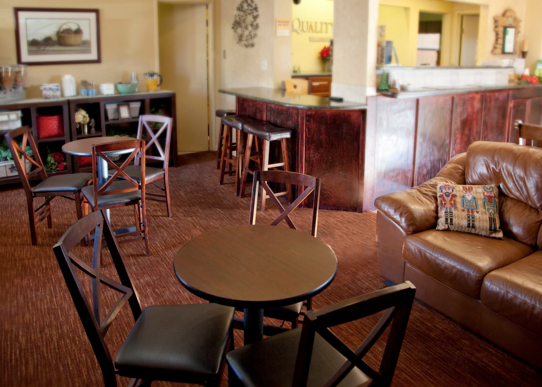 lobby breakfast seating area photo 3