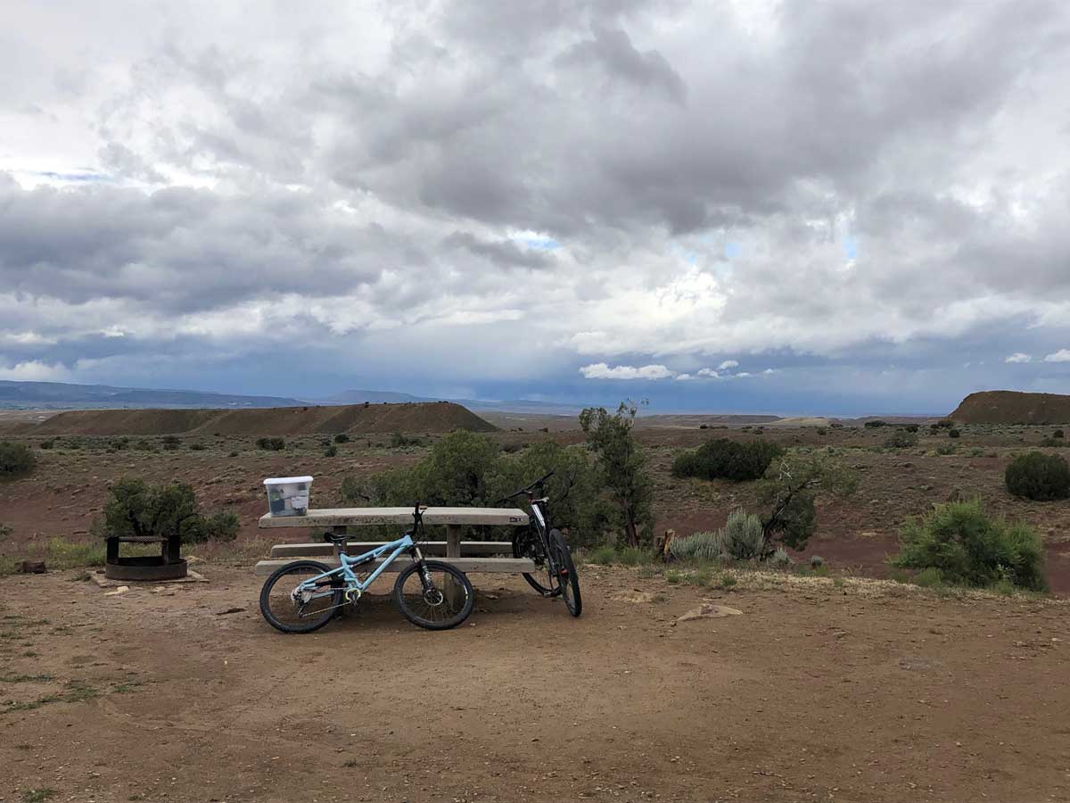 A picnic table and two mountain bikes at North Fruita Desert Campground