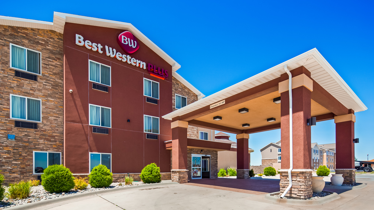 An exterior shot of the welcoming Best Western Plus Carousel Inn in Burlington Colorado