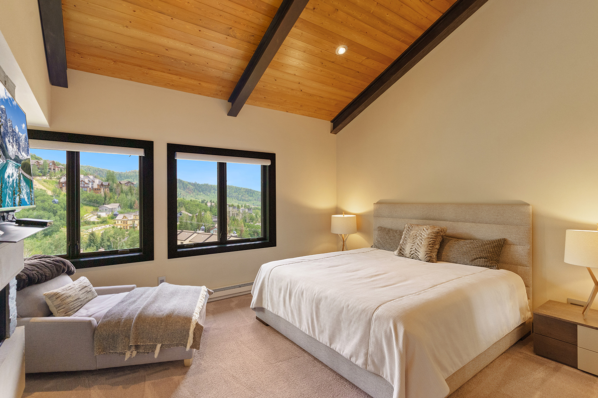 primary bedroom of bear claw 507 photo 5