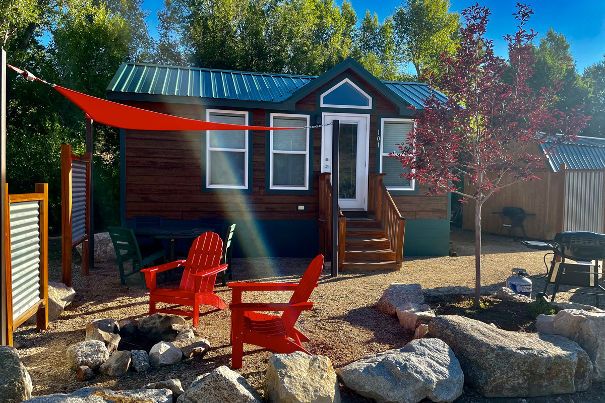 exterior deluxe cabin rental photo