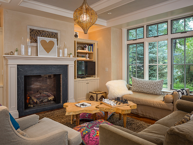 creekside living room photo