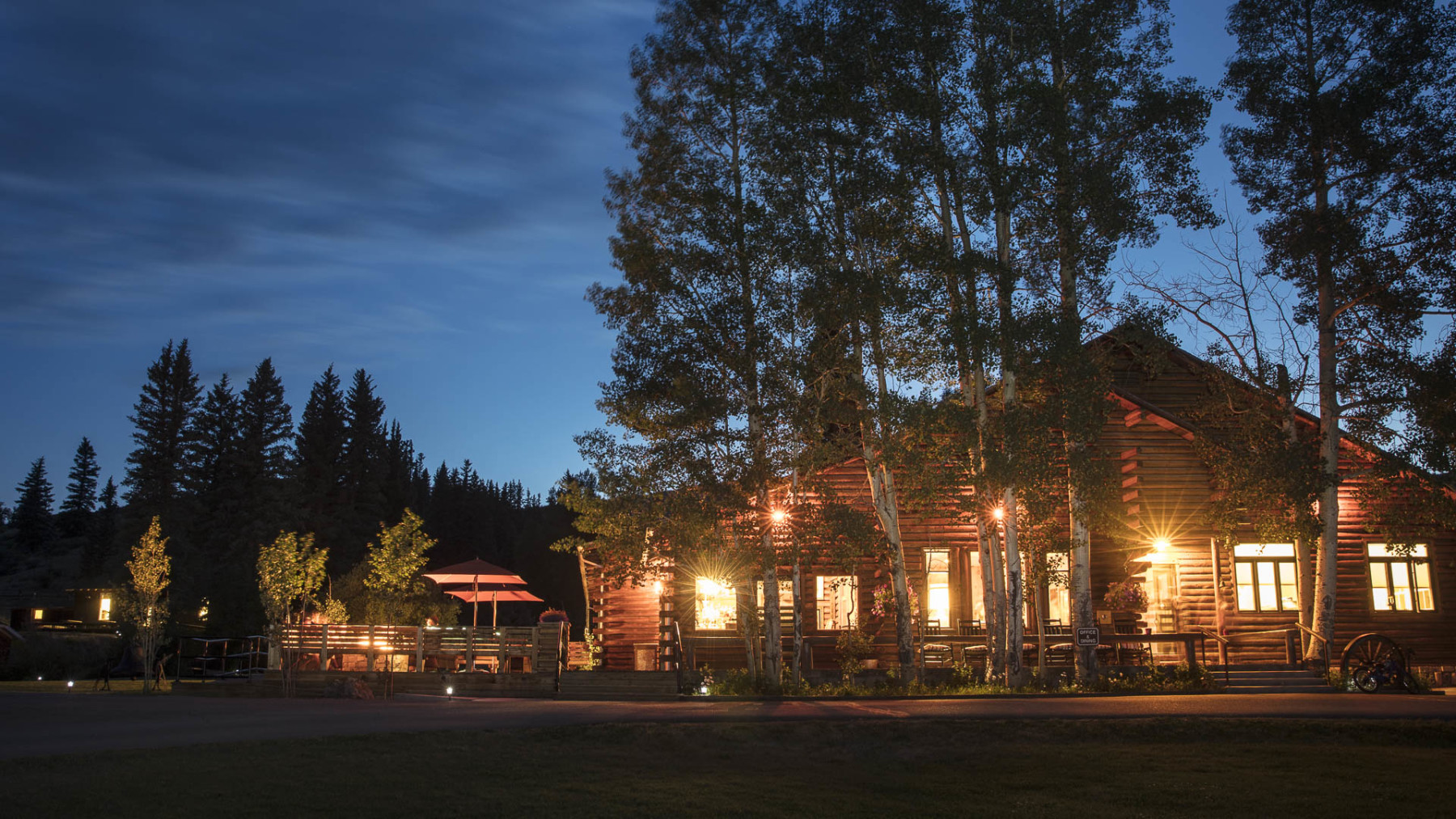 4ur lodge at night photo 8