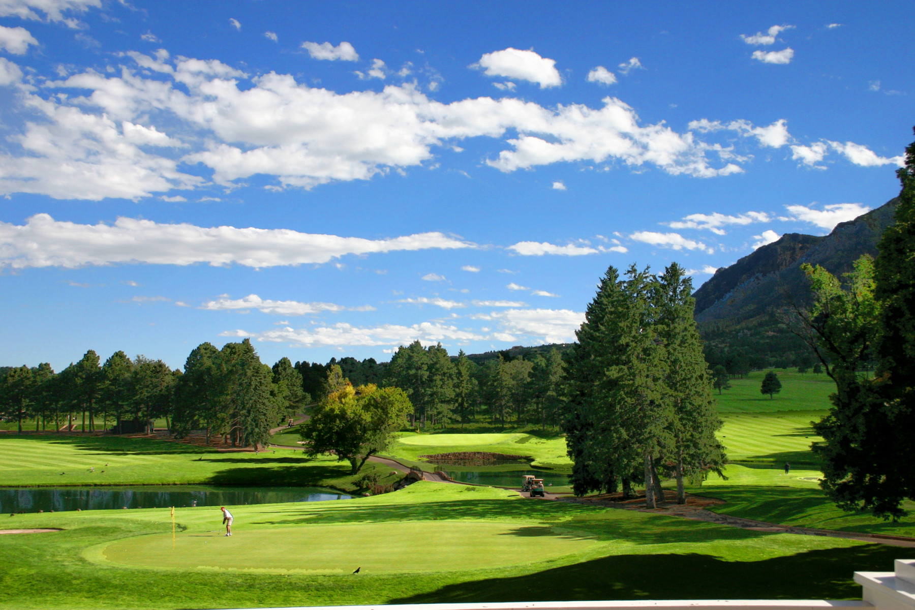 Broadmoor, Colorado USA — Top with kids