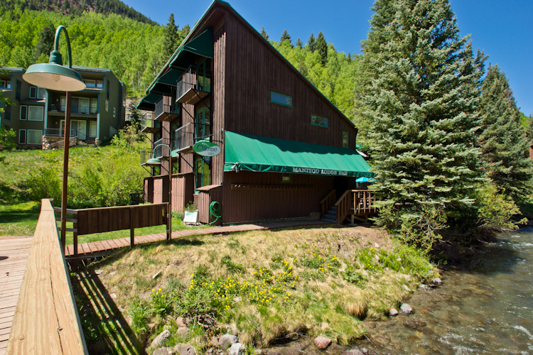 manitou lodge - located 1 block from the free gondola and 2 blocks from downtown photo