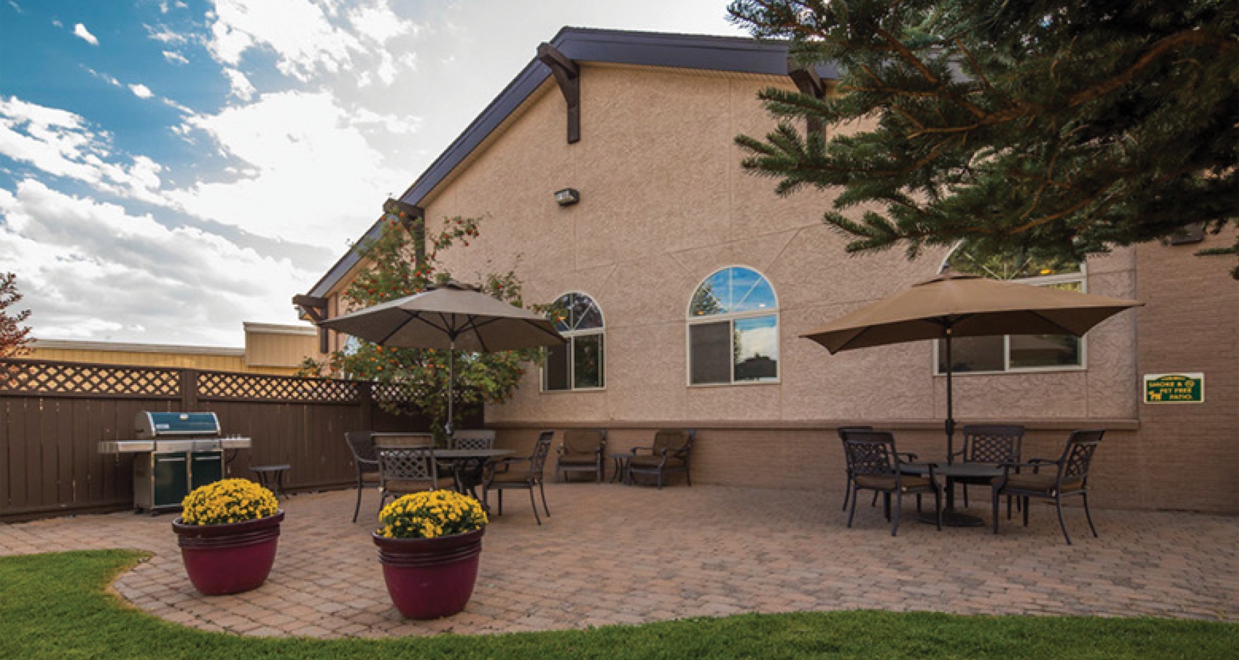 outdoor patio with bbq grill & fire pit photo 10