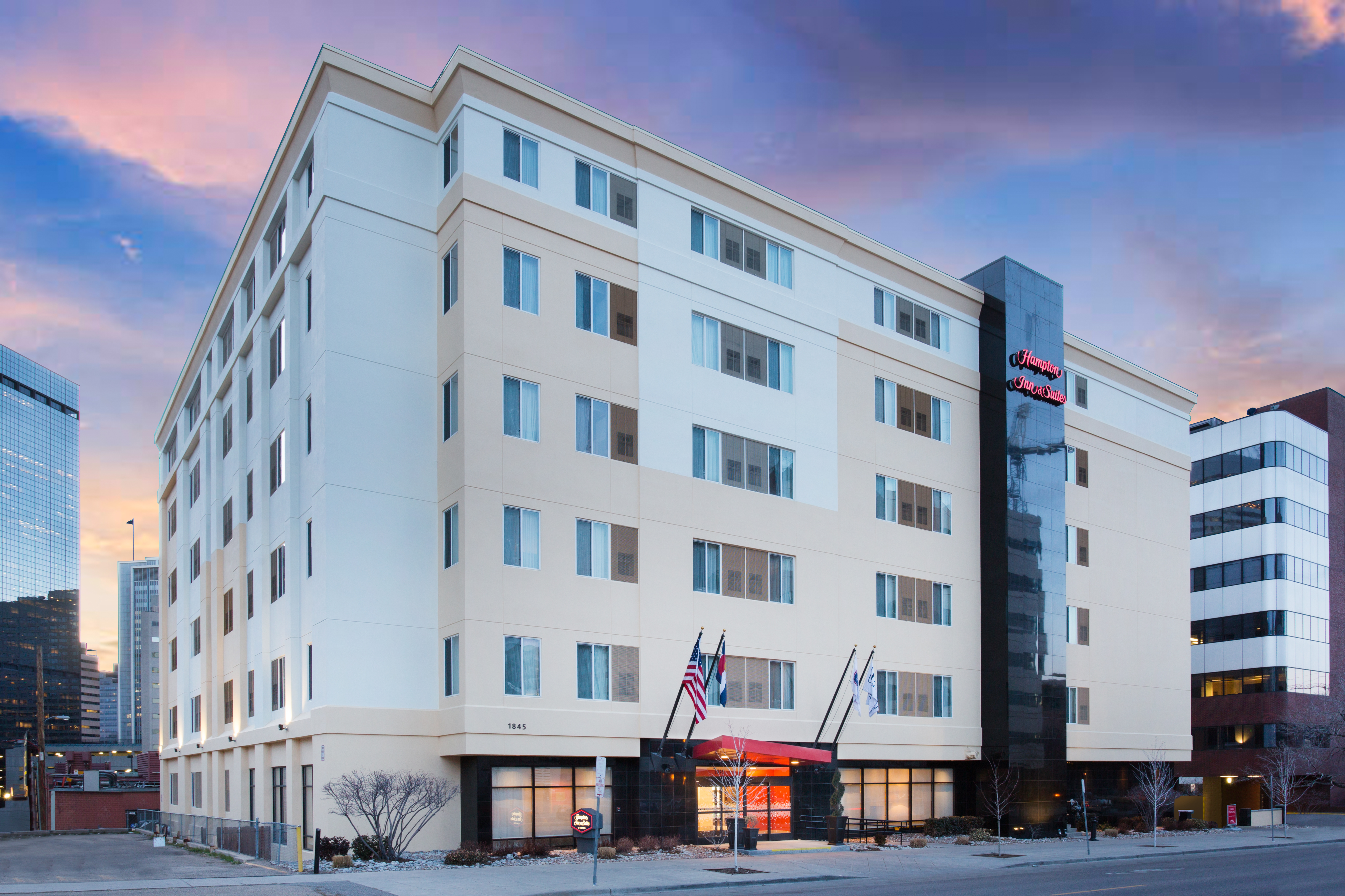 hampton inn & suites denver-downtown - hotel exterior photo