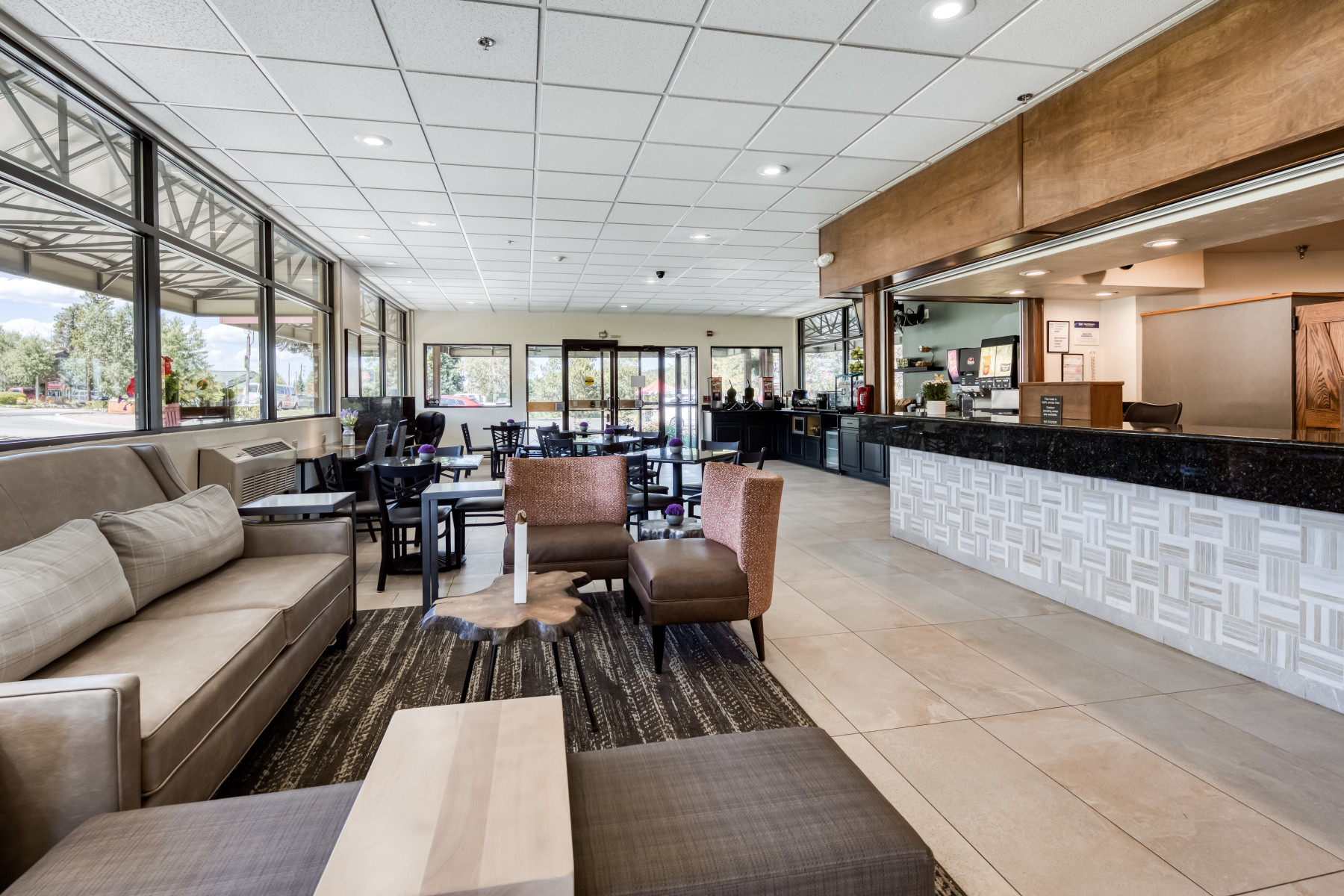 large comfortable lobby photo 4