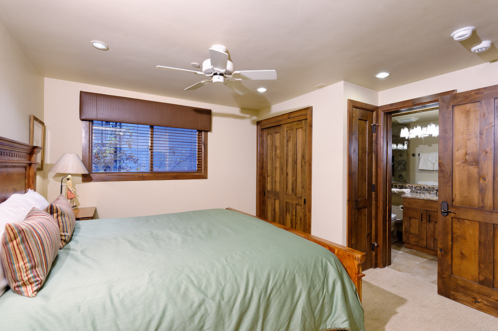 premier bedroom photo 8