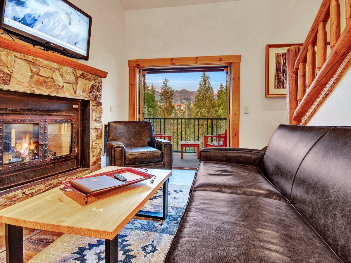 living area & view photo 9