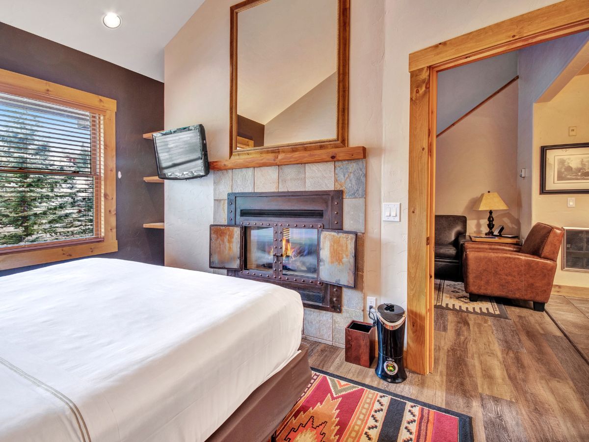 condo & suite master bedroom photo 8