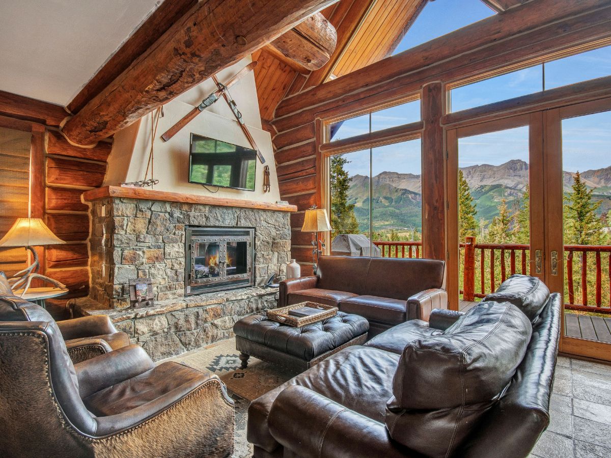 cabin living room photo 6