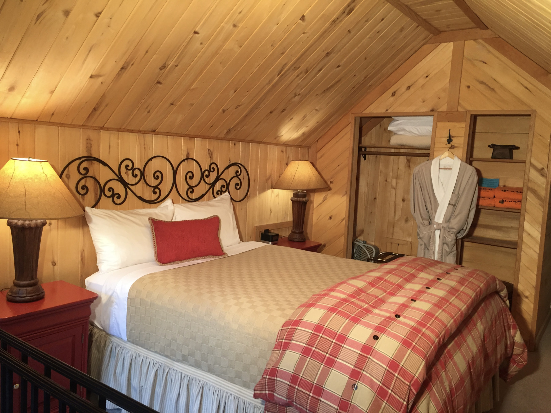 hummingbird cabin photo 5