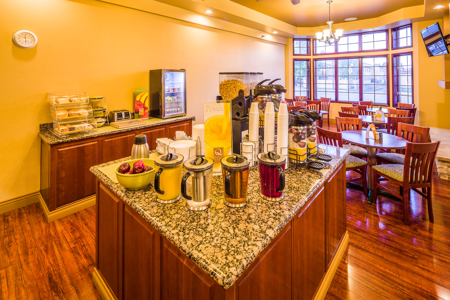 breakfast room photo 4