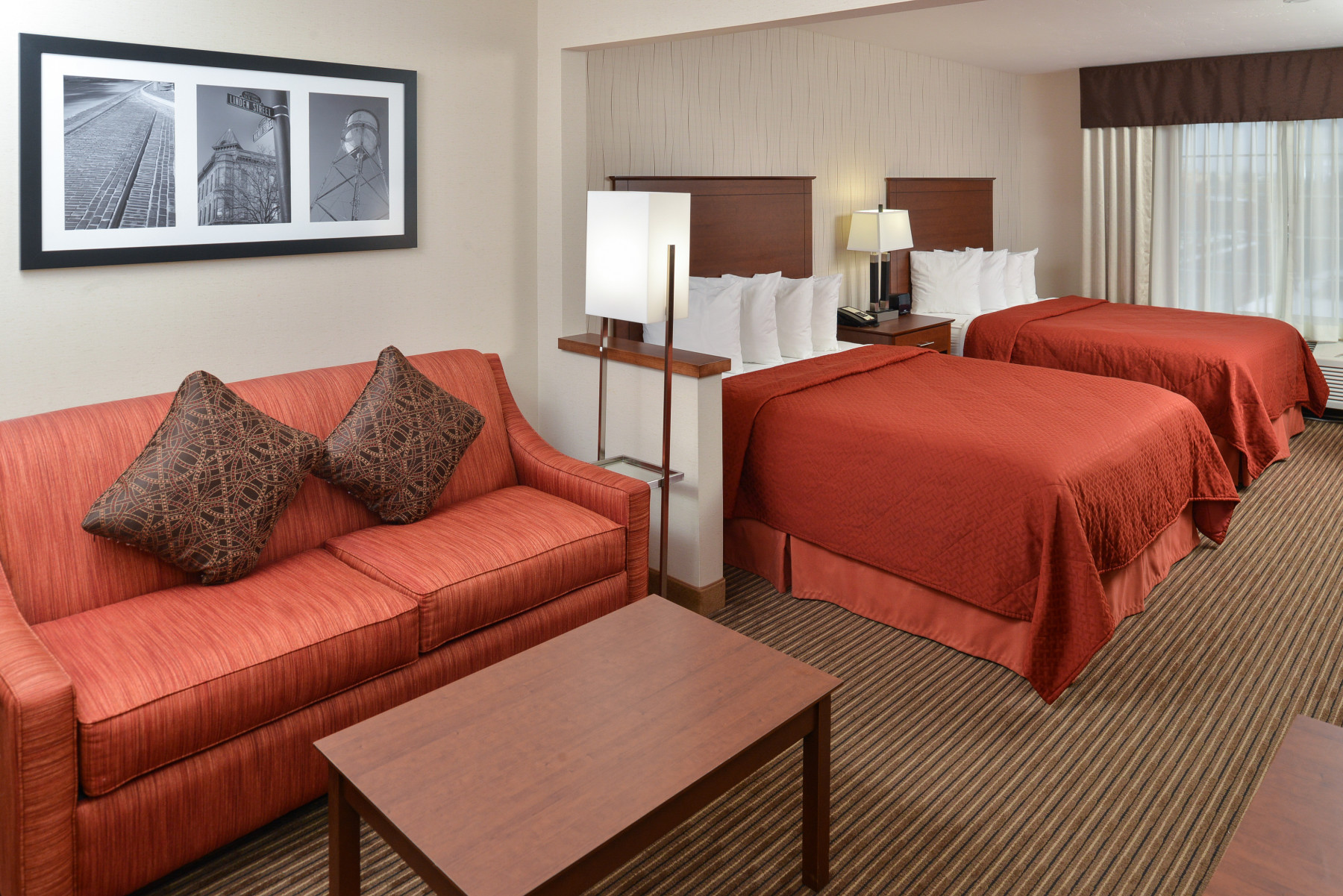 queen suite & sitting area photo 3