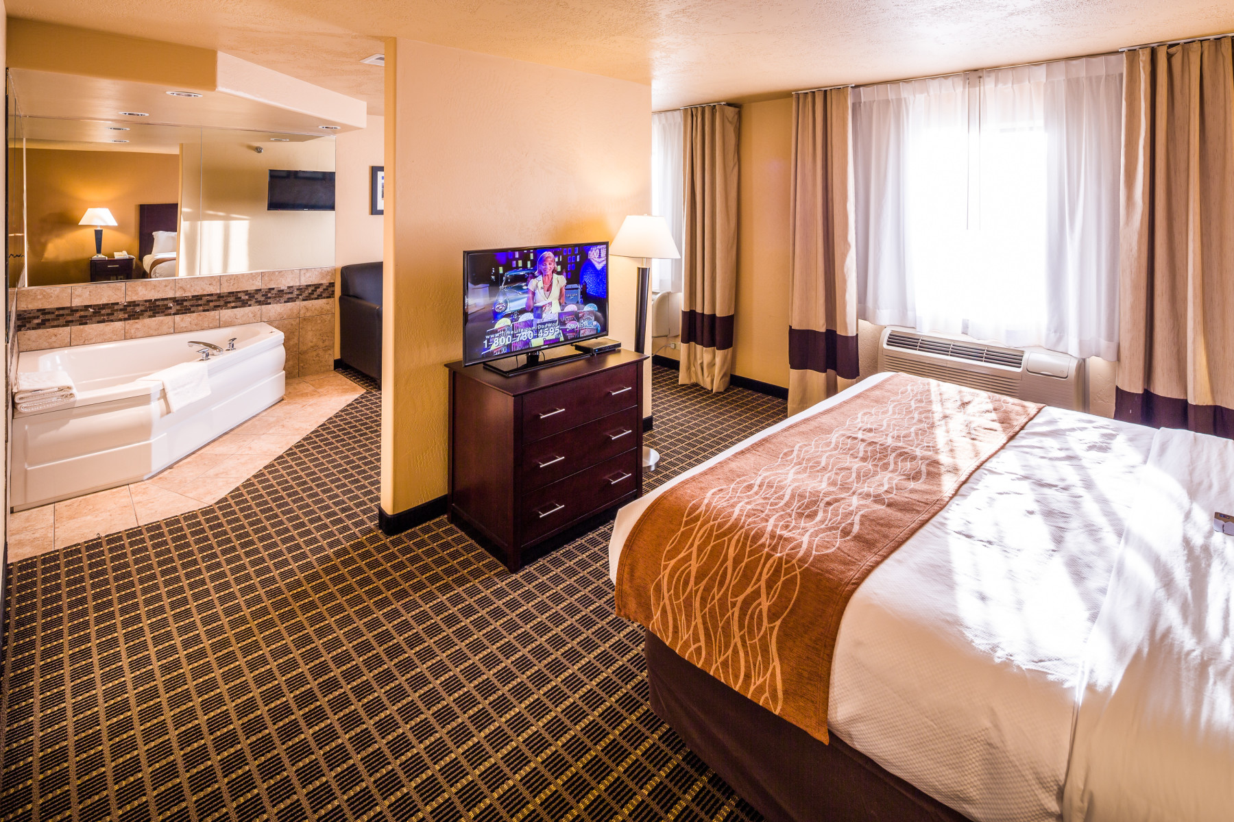 king whirlpool suite photo 9