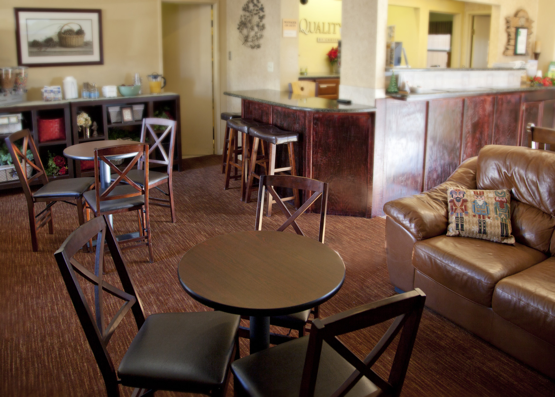 lobby breakfast seating area photo 3