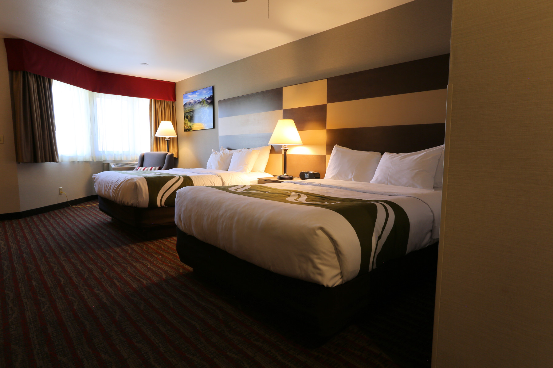 2 queen beds with patio to pool photo 18