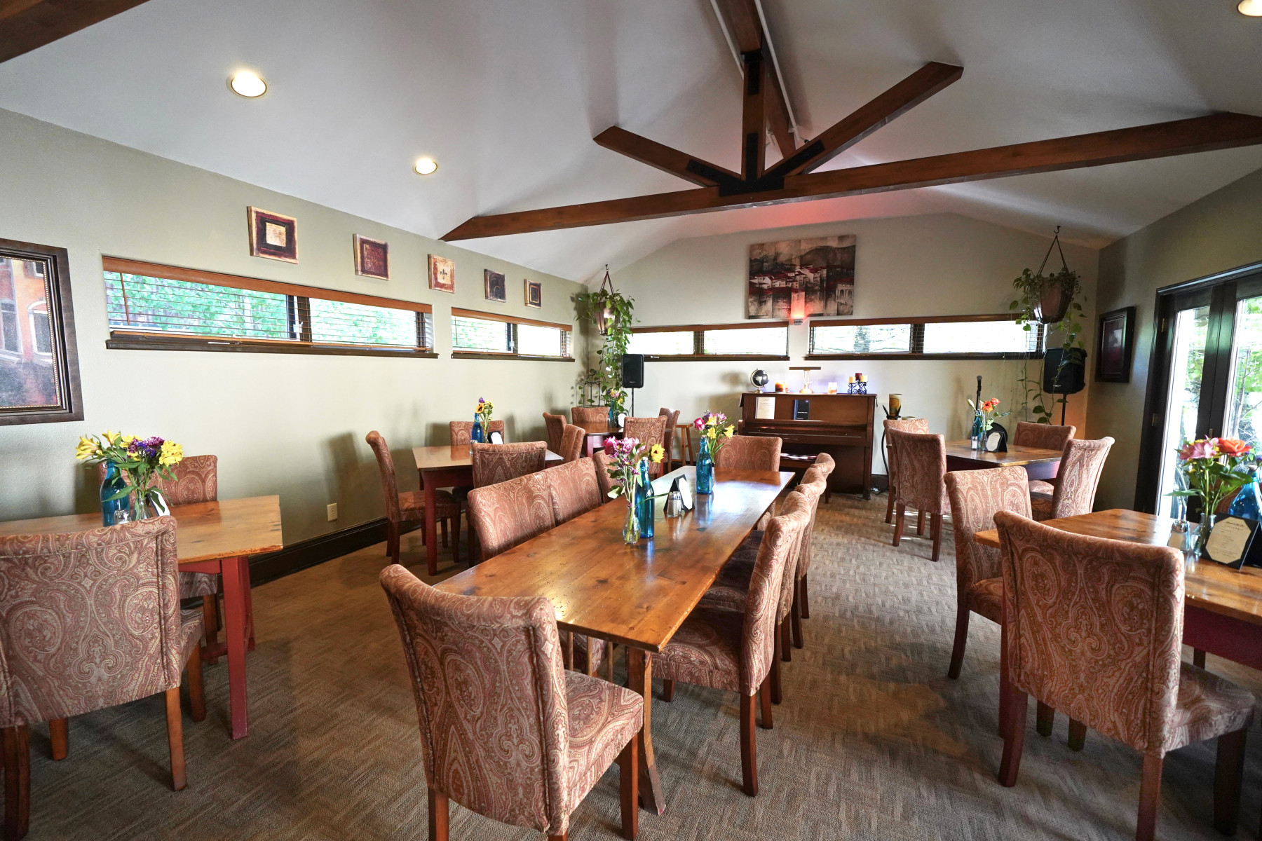 dining room photo 15