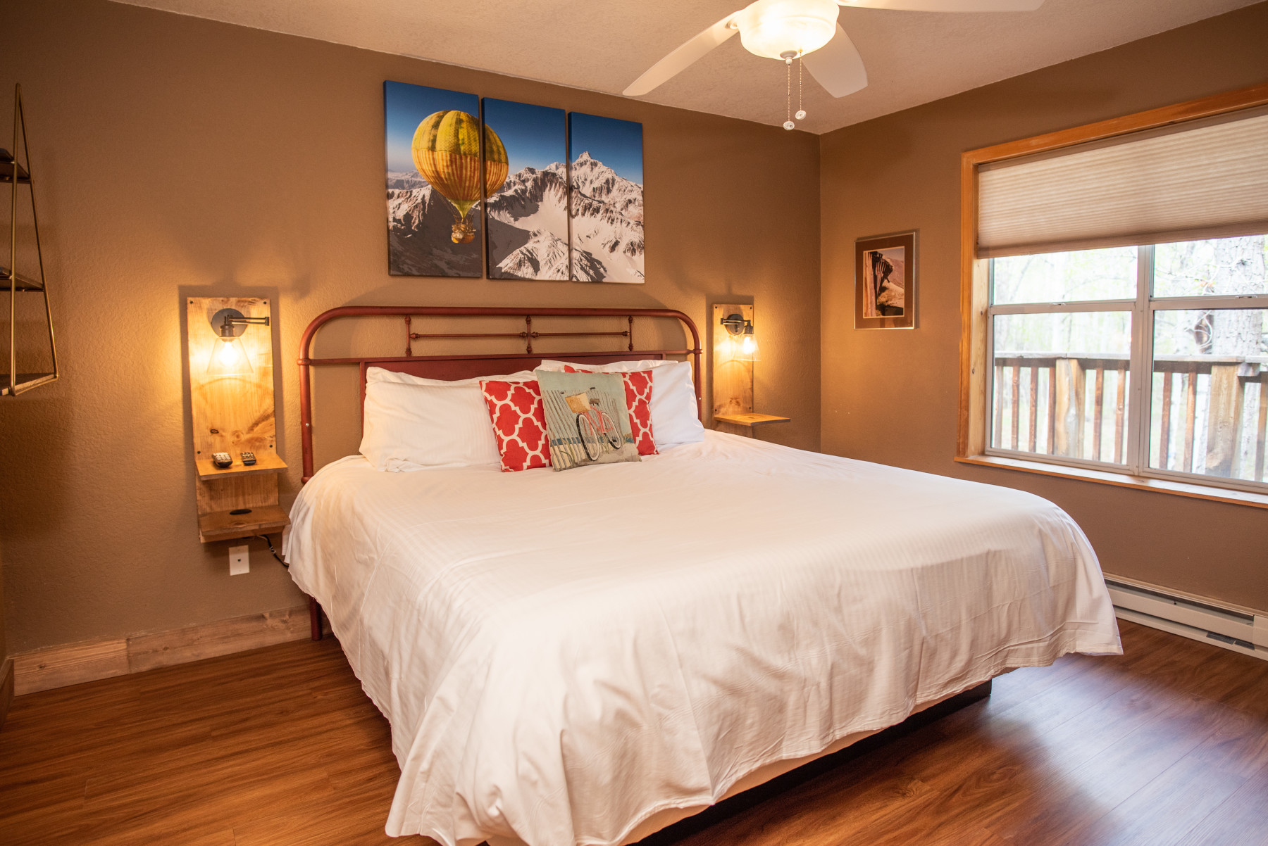 unwind after a wonderful day of vacation in a king size bed watching tv and overlooking the creek photo 9