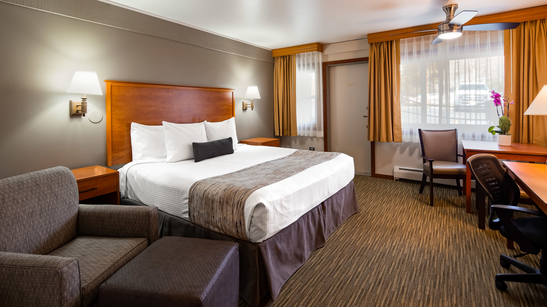 one king size bed photo 13