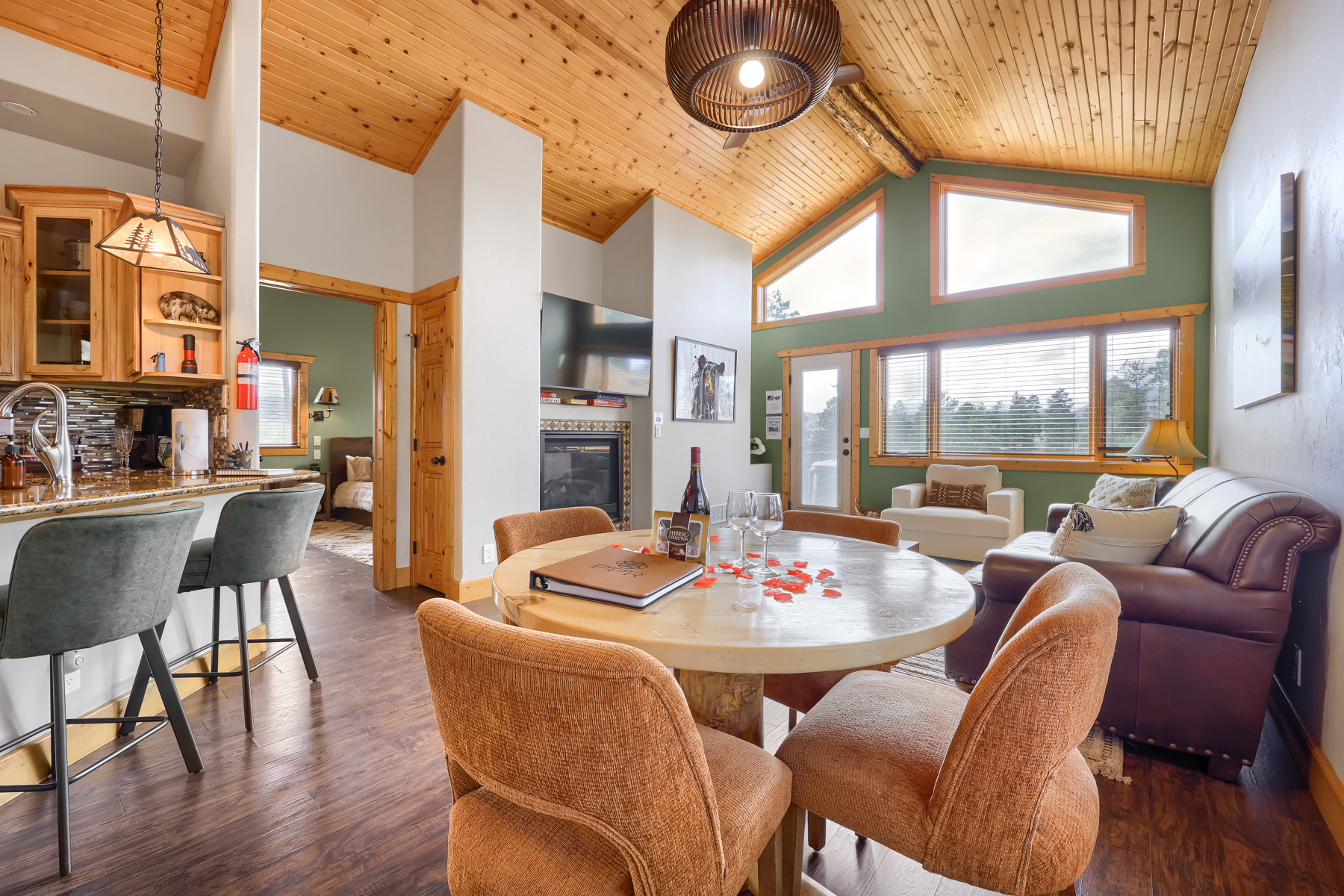 bear den honeymoon cabin with romance package photo 16